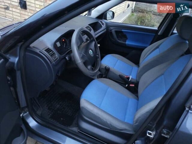 Серый Шкода Фабия, объемом двигателя 1.2 л и пробегом 210 тыс. км за 3950 $, фото 5 на Automoto.ua