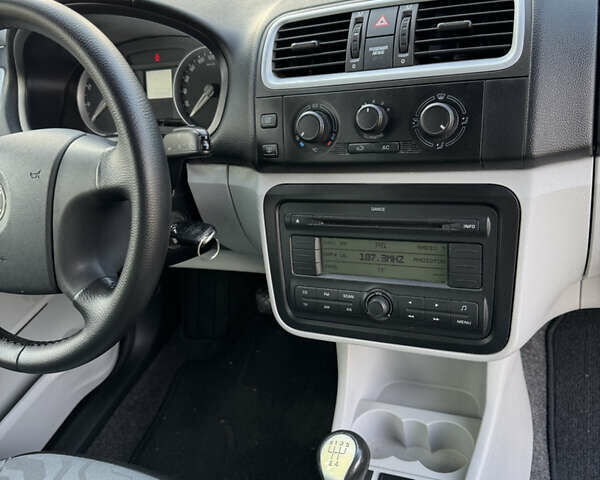 Сірий Шкода Фабія, об'ємом двигуна 1.4 л та пробігом 229 тис. км за 4999 $, фото 5 на Automoto.ua