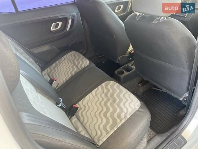 Серый Шкода Фабия, объемом двигателя 1.39 л и пробегом 185 тыс. км за 6300 $, фото 24 на Automoto.ua