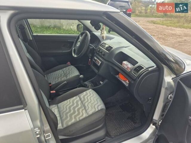 Серый Шкода Фабия, объемом двигателя 1.2 л и пробегом 160 тыс. км за 5200 $, фото 5 на Automoto.ua