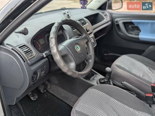 Серый Шкода Фабия, объемом двигателя 1.39 л и пробегом 154 тыс. км за 4999 $, фото 9 на Automoto.ua