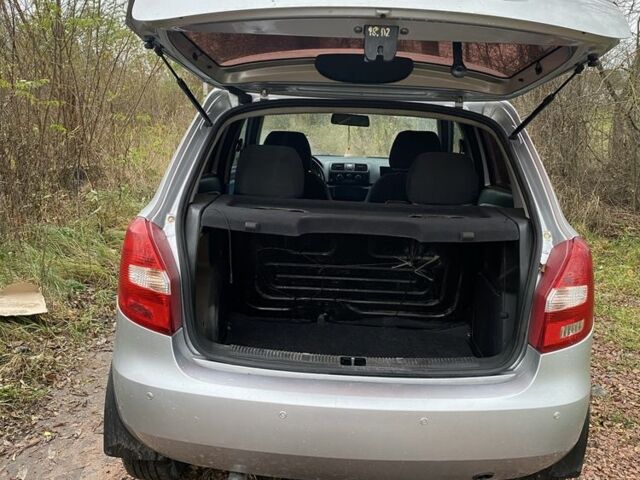 Серый Шкода Фабия, объемом двигателя 1.2 л и пробегом 232 тыс. км за 3800 $, фото 3 на Automoto.ua