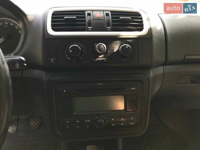 Серый Шкода Фабия, объемом двигателя 1.39 л и пробегом 390 тыс. км за 3600 $, фото 12 на Automoto.ua