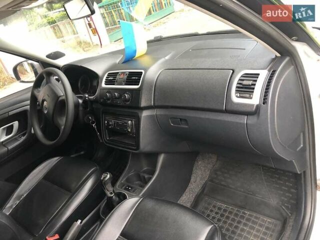 Серый Шкода Фабия, объемом двигателя 1.4 л и пробегом 210 тыс. км за 4500 $, фото 5 на Automoto.ua