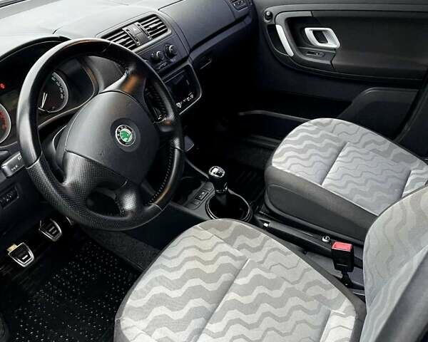 Серый Шкода Фабия, объемом двигателя 1.39 л и пробегом 69 тыс. км за 6150 $, фото 3 на Automoto.ua