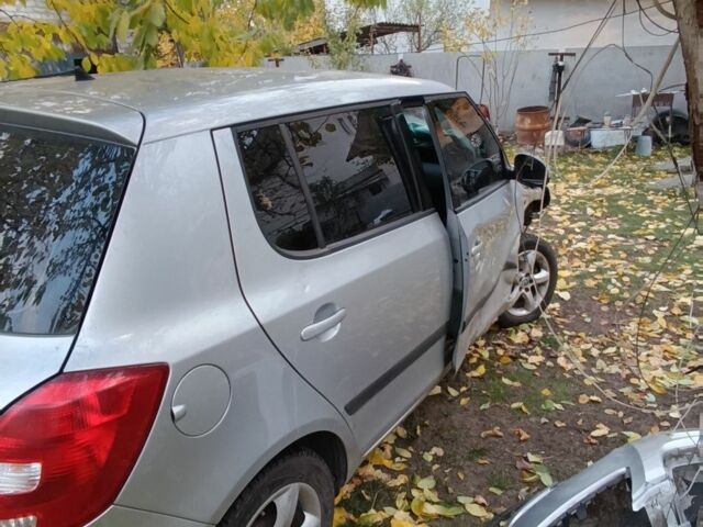 Серый Шкода Фабия, объемом двигателя 1.2 л и пробегом 270 тыс. км за 2500 $, фото 2 на Automoto.ua