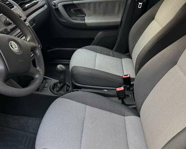 Сірий Шкода Фабія, об'ємом двигуна 1.39 л та пробігом 172 тис. км за 4999 $, фото 19 на Automoto.ua