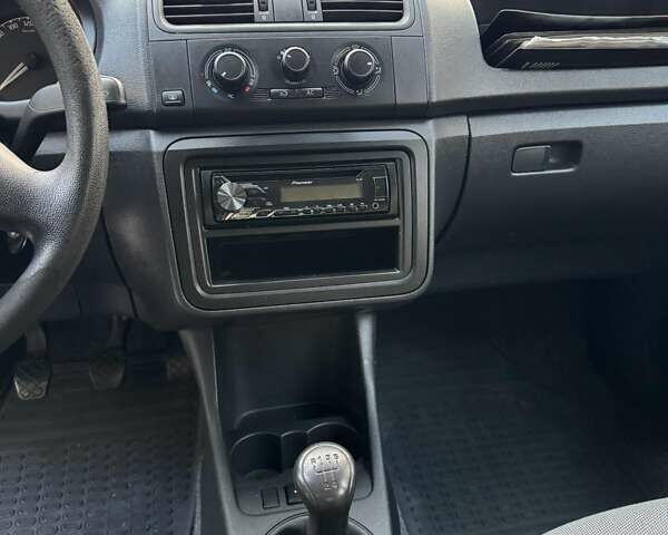 Сірий Шкода Фабія, об'ємом двигуна 1.39 л та пробігом 172 тис. км за 4999 $, фото 22 на Automoto.ua