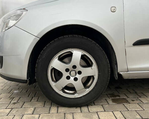 Сірий Шкода Фабія, об'ємом двигуна 1.39 л та пробігом 187 тис. км за 4100 $, фото 6 на Automoto.ua