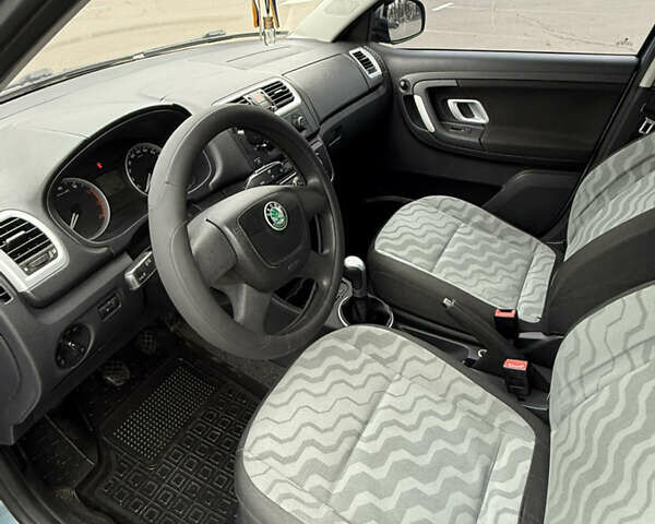 Серый Шкода Фабия, объемом двигателя 1.39 л и пробегом 219 тыс. км за 4400 $, фото 10 на Automoto.ua