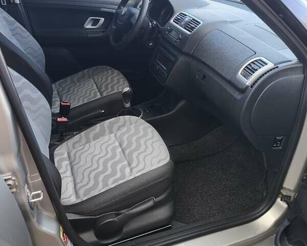 Серый Шкода Фабия, объемом двигателя 1.6 л и пробегом 191 тыс. км за 6300 $, фото 7 на Automoto.ua