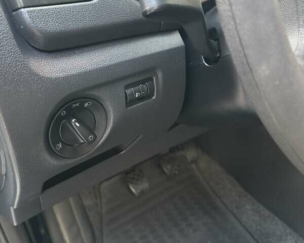 Сірий Шкода Фабія, об'ємом двигуна 1.39 л та пробігом 172 тис. км за 4999 $, фото 25 на Automoto.ua