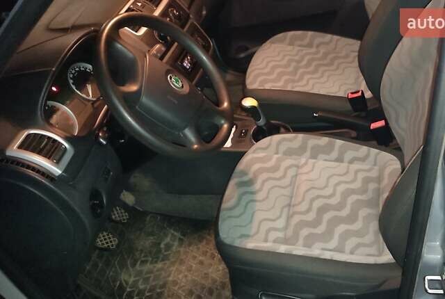 Серый Шкода Фабия, объемом двигателя 1.39 л и пробегом 67 тыс. км за 5500 $, фото 7 на Automoto.ua