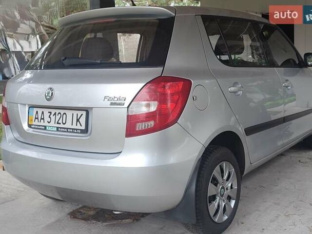 Серый Шкода Фабия, объемом двигателя 1.39 л и пробегом 67 тыс. км за 5500 $, фото 2 на Automoto.ua