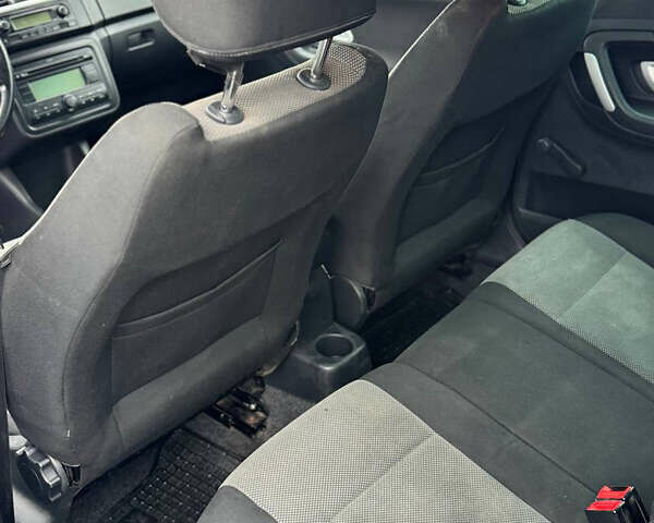 Сірий Шкода Фабія, об'ємом двигуна 1.6 л та пробігом 246 тис. км за 5700 $, фото 15 на Automoto.ua