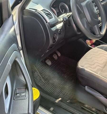 Серый Шкода Фабия, объемом двигателя 1.2 л и пробегом 198 тыс. км за 5500 $, фото 4 на Automoto.ua