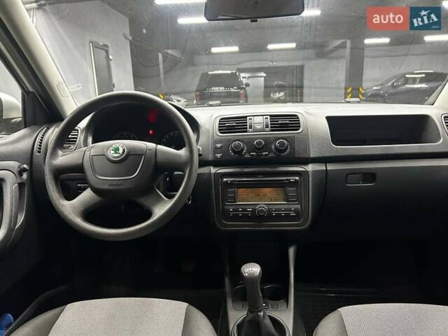 Шкода Фабия 2009 в Черновцах на Automoto.ua Серый Шкода Фабия, объемом двигателя 1.2 л и пробегом 113 тыс. км за 5800 $, фото 12 на Automoto.ua