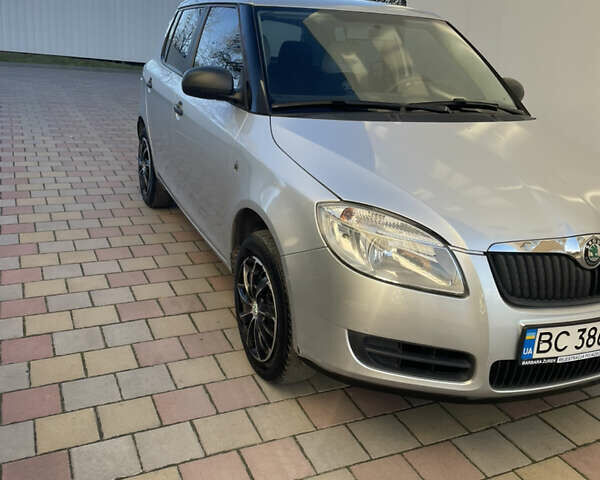 Серый Шкода Фабия, объемом двигателя 1.2 л и пробегом 142 тыс. км за 3900 $, фото 2 на Automoto.ua