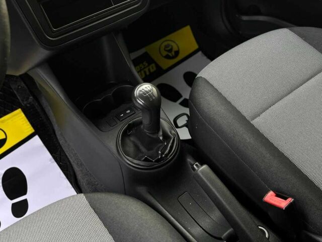 Серый Шкода Фабия, объемом двигателя 1.6 л и пробегом 283 тыс. км за 5800 $, фото 13 на Automoto.ua