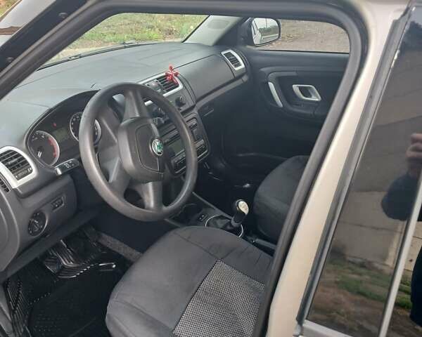 Сірий Шкода Фабія, об'ємом двигуна 1.42 л та пробігом 235 тис. км за 5700 $, фото 1 на Automoto.ua