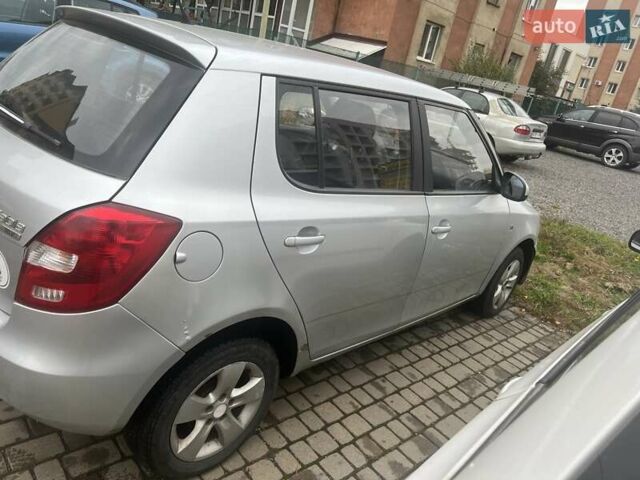 Сірий Шкода Фабія, об'ємом двигуна 1.39 л та пробігом 380 тис. км за 3300 $, фото 1 на Automoto.ua