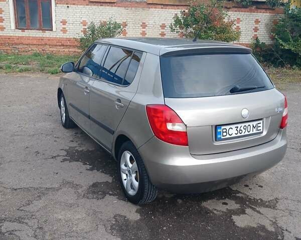 Сірий Шкода Фабія, об'ємом двигуна 1.42 л та пробігом 235 тис. км за 5700 $, фото 2 на Automoto.ua