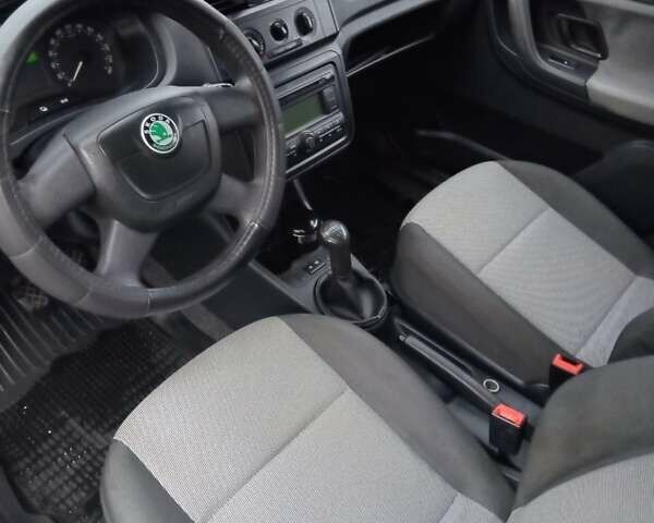 Серый Шкода Фабия, объемом двигателя 1.2 л и пробегом 173 тыс. км за 4300 $, фото 4 на Automoto.ua