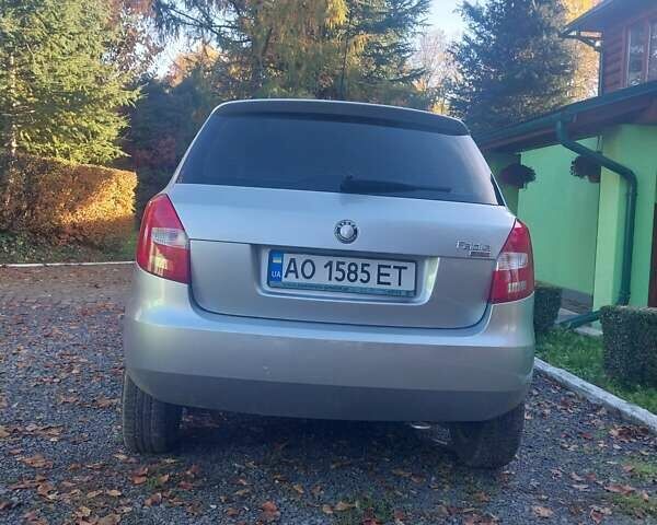 Шкода Фабия 2010 в Мукачеве на Automoto.ua Серый Шкода Фабия, объемом двигателя 1.6 л и пробегом 280 тыс. км за 5300 $, фото 3 на Automoto.ua