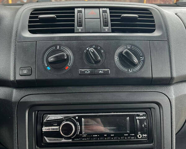 Сірий Шкода Фабія, об'ємом двигуна 1.39 л та пробігом 161 тис. км за 6300 $, фото 4 на Automoto.ua