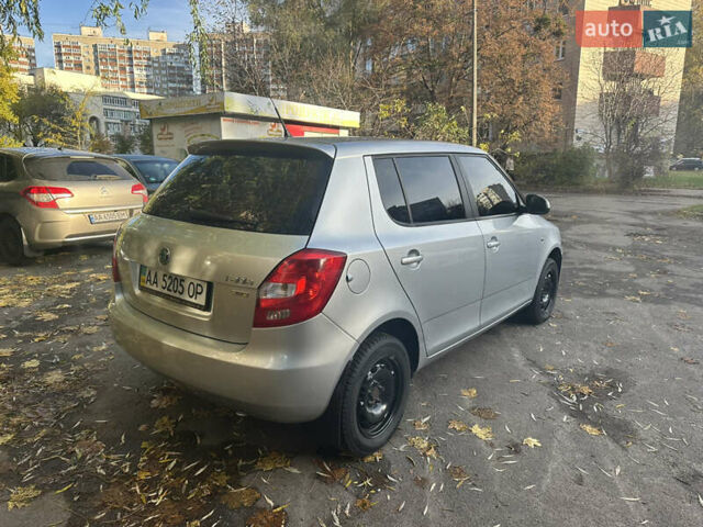 Шкода Фабия 2011 в Киеве на Automoto.ua Серый Шкода Фабия, объемом двигателя 1.4 л и пробегом 258 тыс. км за 5200 $, фото 9 на Automoto.ua