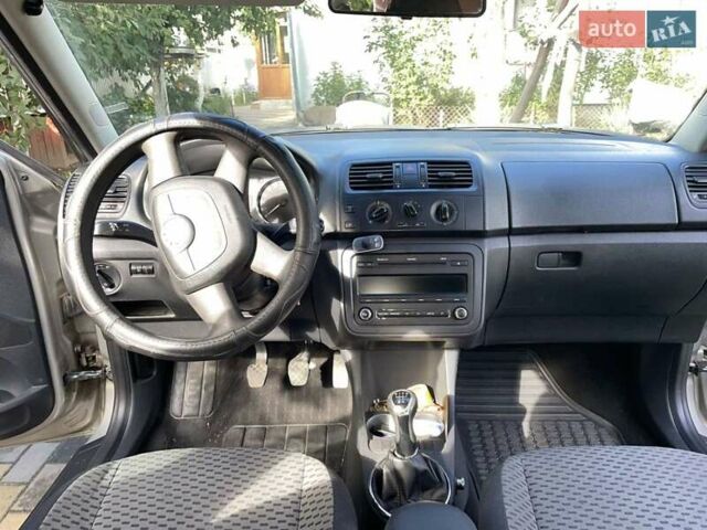 Сірий Шкода Фабія, об'ємом двигуна 1.6 л та пробігом 304 тис. км за 6000 $, фото 6 на Automoto.ua