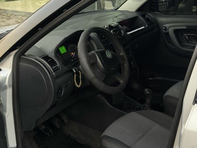 Серый Шкода Фабия, объемом двигателя 1.6 л и пробегом 280 тыс. км за 4700 $, фото 7 на Automoto.ua