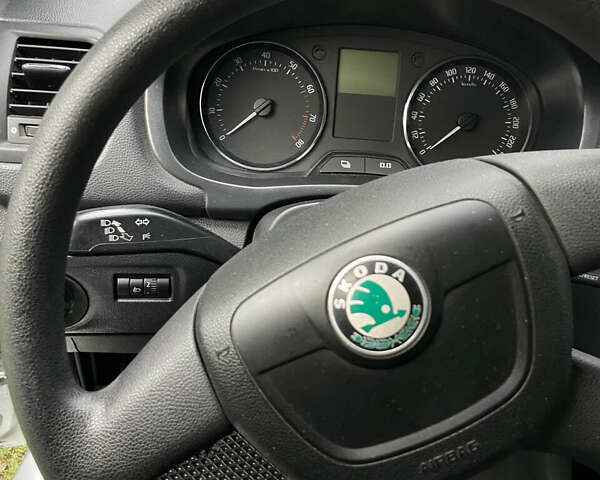 Серый Шкода Фабия, объемом двигателя 1.2 л и пробегом 157 тыс. км за 5000 $, фото 16 на Automoto.ua