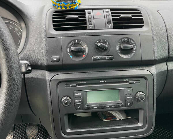 Серый Шкода Фабия, объемом двигателя 1.2 л и пробегом 157 тыс. км за 5000 $, фото 10 на Automoto.ua