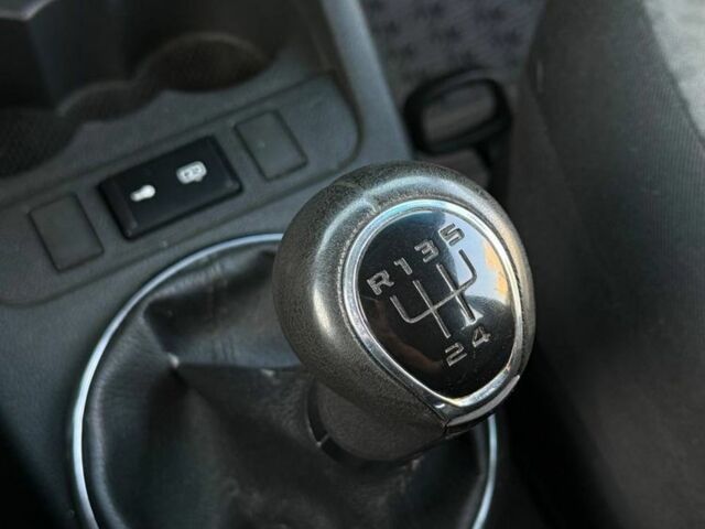 Серый Шкода Фабия, объемом двигателя 1.4 л и пробегом 300 тыс. км за 4500 $, фото 15 на Automoto.ua