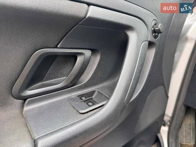 Шкода Фабия 2011 в Ужгороде на Automoto.ua Серый Шкода Фабия, объемом двигателя 1.2 л и пробегом 277 тыс. км за 5000 $, фото 11 на Automoto.ua