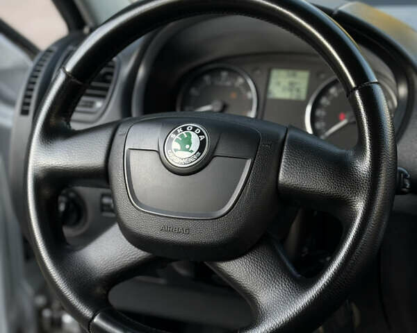 Сірий Шкода Фабія, об'ємом двигуна 1.39 л та пробігом 315 тис. км за 4999 $, фото 14 на Automoto.ua