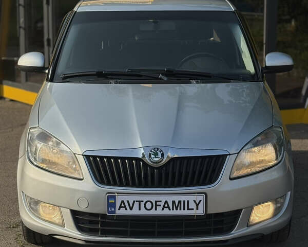 Сірий Шкода Фабія, об'ємом двигуна 1.39 л та пробігом 315 тис. км за 4999 $, фото 2 на Automoto.ua