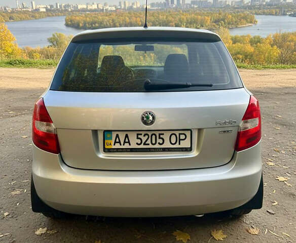 Серый Шкода Фабия, объемом двигателя 1.4 л и пробегом 260 тыс. км за 5000 $, фото 5 на Automoto.ua