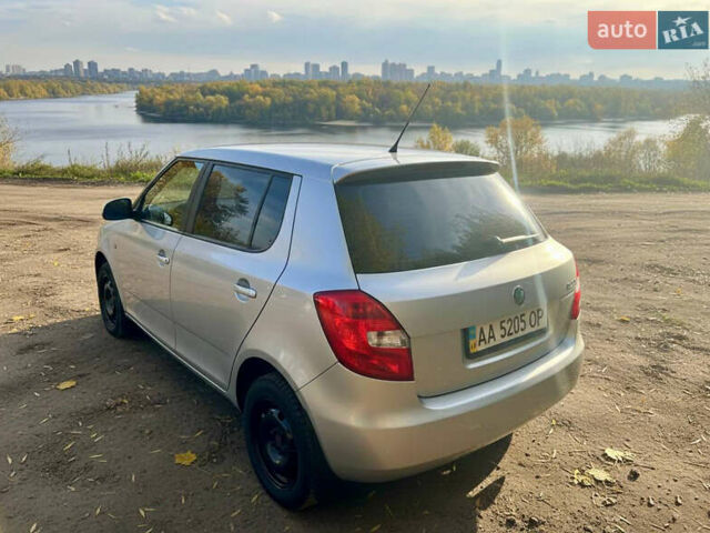 Серый Шкода Фабия, объемом двигателя 1.4 л и пробегом 260 тыс. км за 5000 $, фото 2 на Automoto.ua