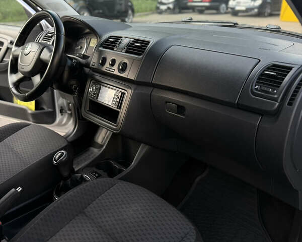 Сірий Шкода Фабія, об'ємом двигуна 1.39 л та пробігом 315 тис. км за 4999 $, фото 11 на Automoto.ua