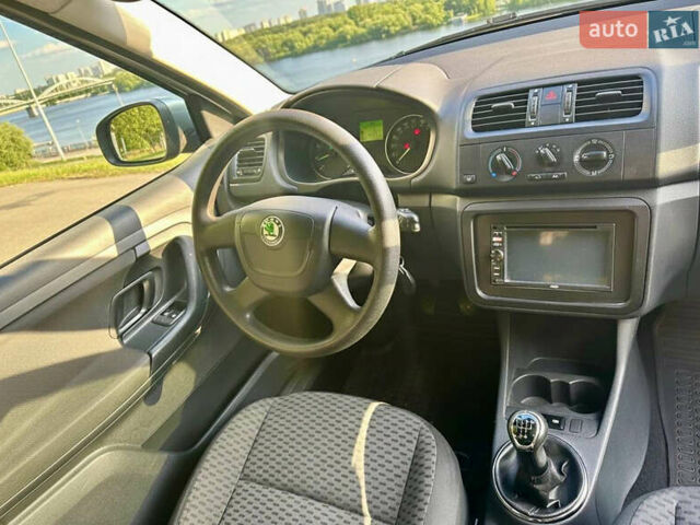 Серый Шкода Фабия, объемом двигателя 1.4 л и пробегом 260 тыс. км за 5000 $, фото 6 на Automoto.ua