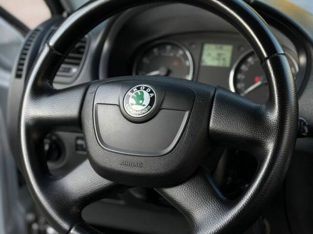 Серый Шкода Фабия, объемом двигателя 1.4 л и пробегом 300 тыс. км за 4500 $, фото 10 на Automoto.ua