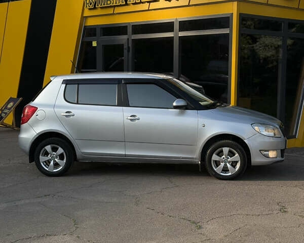 Сірий Шкода Фабія, об'ємом двигуна 1.39 л та пробігом 315 тис. км за 4999 $, фото 7 на Automoto.ua