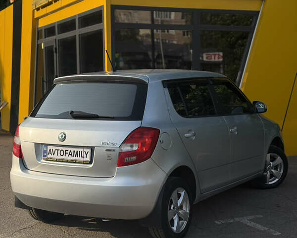 Сірий Шкода Фабія, об'ємом двигуна 1.39 л та пробігом 315 тис. км за 4999 $, фото 5 на Automoto.ua
