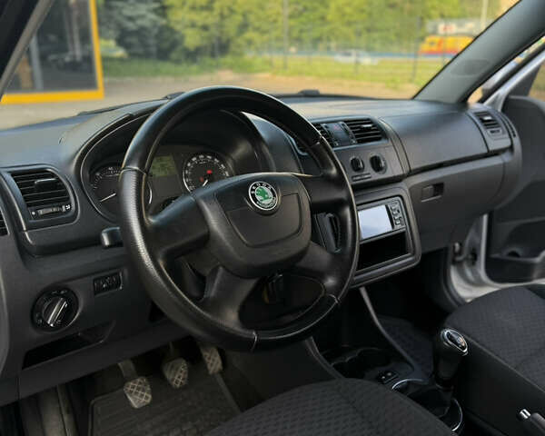 Сірий Шкода Фабія, об'ємом двигуна 1.39 л та пробігом 315 тис. км за 4999 $, фото 16 на Automoto.ua