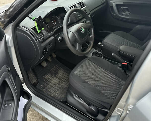 Серый Шкода Фабия, объемом двигателя 1.6 л и пробегом 247 тыс. км за 6700 $, фото 5 на Automoto.ua