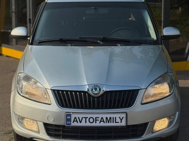 Серый Шкода Фабия, объемом двигателя 1.4 л и пробегом 300 тыс. км за 4500 $, фото 1 на Automoto.ua