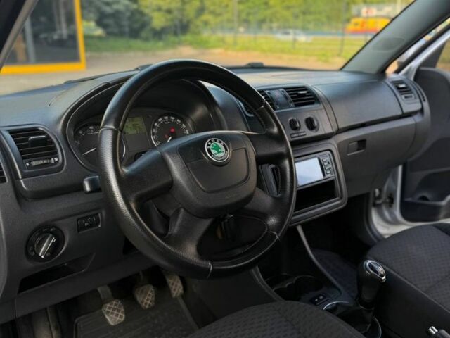 Серый Шкода Фабия, объемом двигателя 1.4 л и пробегом 300 тыс. км за 4500 $, фото 12 на Automoto.ua