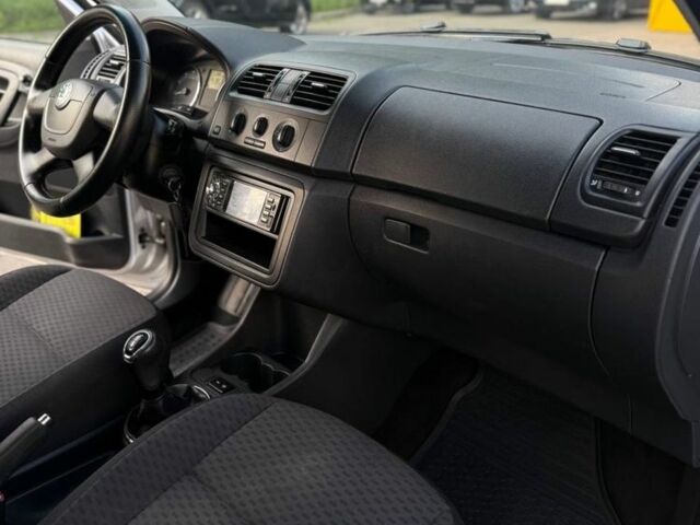 Серый Шкода Фабия, объемом двигателя 1.4 л и пробегом 300 тыс. км за 4500 $, фото 6 на Automoto.ua